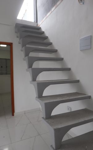 Casa à venda com 160m², 2 quartos e 2 vagasEscada