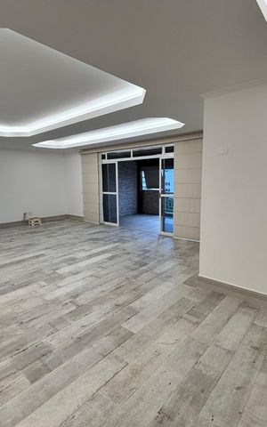 Apartamento à venda com 194m², 3 quartos e 3 vagas Apartamento à venda com 194m², 3 quartos e 3 vagasSala