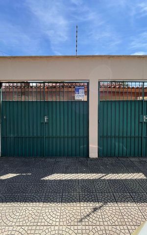 Casa à venda com 400m², 6 quartos e 3 vagasFachada com a Plaquinha - ZNHJ-803