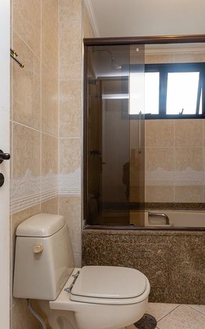 Apartamento à venda com 200m², 4 quartos e 3 vagas Apartamento à venda com 200m², 4 quartos e 3 vagasBanheiro do quarto 1 Suíte