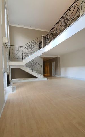Casa à venda com 450m², 4 quartos e 4 vagas Casa à venda com 450m², 4 quartos e 4 vagasSala