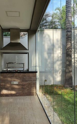 Casa à venda com 450m², 4 quartos e 4 vagas Casa à venda com 450m², 4 quartos e 4 vagasÁrea externa