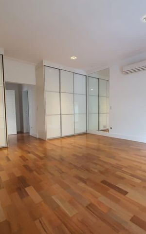 Casa à venda com 450m², 4 quartos e 4 vagas Casa à venda com 450m², 4 quartos e 4 vagasQuarto