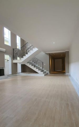Casa à venda com 450m², 4 quartos e 4 vagas Casa à venda com 450m², 4 quartos e 4 vagasSala