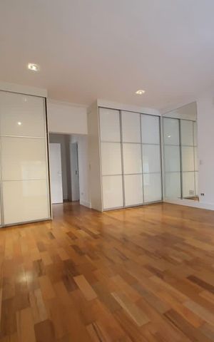 Casa à venda com 450m², 4 quartos e 4 vagas Casa à venda com 450m², 4 quartos e 4 vagasQuarto