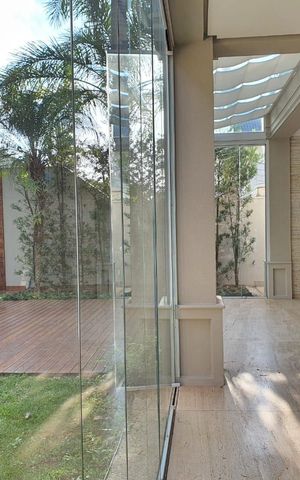 Casa à venda com 450m², 4 quartos e 4 vagas Casa à venda com 450m², 4 quartos e 4 vagasÁrea externa