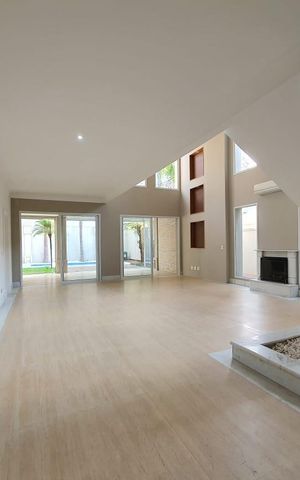 Casa à venda com 450m², 4 quartos e 4 vagas Casa à venda com 450m², 4 quartos e 4 vagasSala