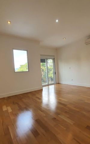 Casa à venda com 450m², 4 quartos e 4 vagas Casa à venda com 450m², 4 quartos e 4 vagasQuarto