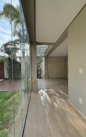Casa à venda com 450m², 4 quartos e 4 vagas Casa à venda com 450m², 4 quartos e 4 vagasÁrea externa