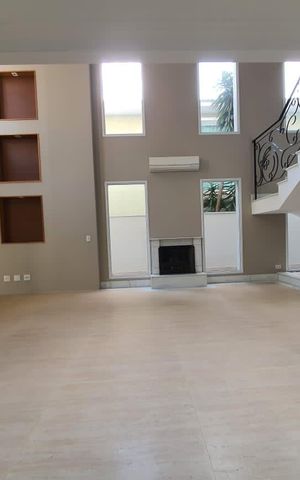 Casa à venda com 450m², 4 quartos e 4 vagas Casa à venda com 450m², 4 quartos e 4 vagasSala