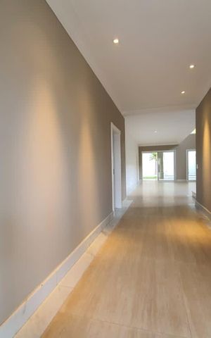 Casa à venda com 450m², 4 quartos e 4 vagas Casa à venda com 450m², 4 quartos e 4 vagasCorredor