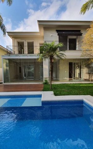 Casa à venda com 450m², 4 quartos e 4 vagas Casa à venda com 450m², 4 quartos e 4 vagasÁrea externa
