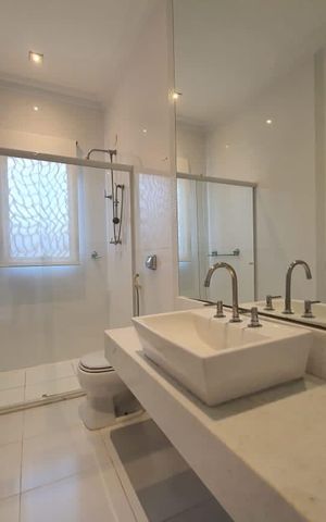 Casa à venda com 450m², 4 quartos e 4 vagas Casa à venda com 450m², 4 quartos e 4 vagasBanheiro