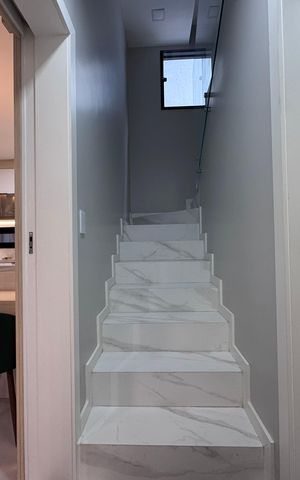 Casa de condomínio à venda com 217m², 3 quartos e 1 vaga Casa de condomínio à venda com 217m², 3 quartos e 1 vagaEscada
