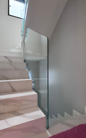 Casa de condomínio à venda com 217m², 3 quartos e 1 vaga Casa de condomínio à venda com 217m², 3 quartos e 1 vagaEscada