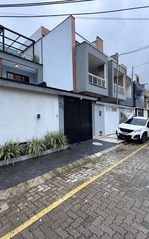 Casa de condomínio à venda com 217m², 3 quartos e 1 vaga Casa de condomínio à venda com 217m², 3 quartos e 1 vagaFachada