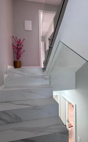 Casa de condomínio à venda com 217m², 3 quartos e 1 vaga Casa de condomínio à venda com 217m², 3 quartos e 1 vagaEscada