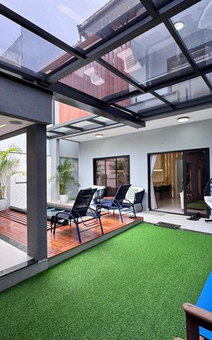 Casa de condomínio à venda com 217m², 3 quartos e 1 vaga Casa de condomínio à venda com 217m², 3 quartos e 1 vagaÁrea externa