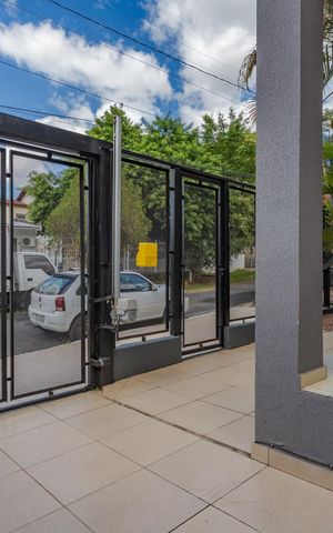 Casa à venda com 220m², 3 quartos e 3 vagas Casa à venda com 220m², 3 quartos e 3 vagasQuintal