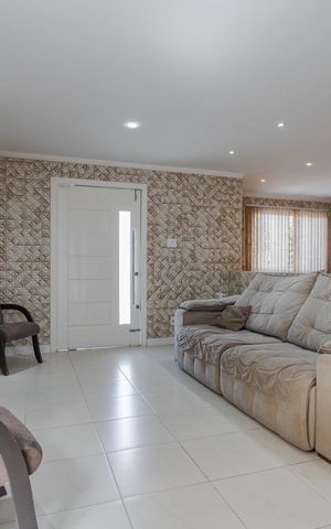 Casa à venda com 220m², 3 quartos e 3 vagas Casa à venda com 220m², 3 quartos e 3 vagasSala