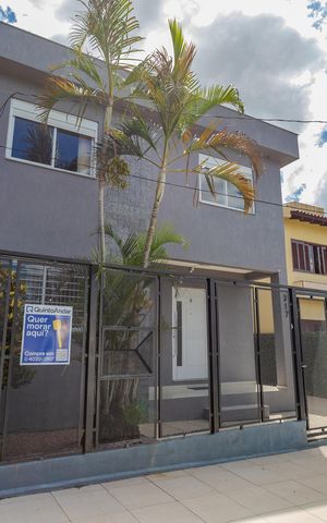 Casa à venda com 220m², 3 quartos e 3 vagas Casa à venda com 220m², 3 quartos e 3 vagasFachada