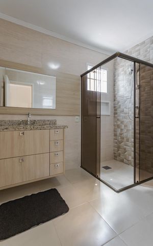 Casa à venda com 220m², 3 quartos e 3 vagas Casa à venda com 220m², 3 quartos e 3 vagasBanheiro