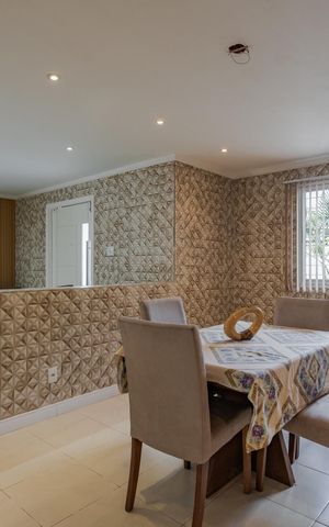 Casa à venda com 220m², 3 quartos e 3 vagas Casa à venda com 220m², 3 quartos e 3 vagasSala
