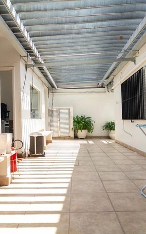 Casa à venda com 250m², 3 quartos e 2 vagas Casa à venda com 250m², 3 quartos e 2 vagasQuintal e Área de Serviço