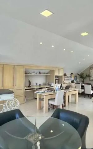 Casa à venda com 307m², 3 quartos e 2 vagasEscritório