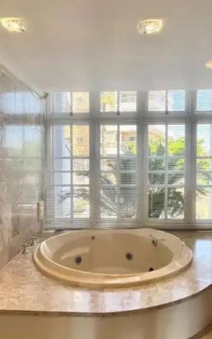 Casa à venda com 307m², 3 quartos e 2 vagasBanheiro