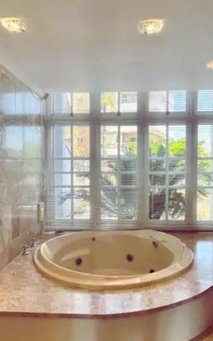 Casa à venda com 307m², 3 quartos e 2 vagasBanheiro