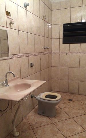 Casa à venda com 240m², 3 quartos e 2 vagas Casa à venda com 240m², 3 quartos e 2 vagasBanheiro