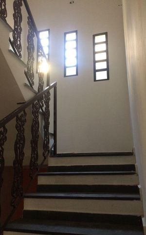 Casa à venda com 240m², 3 quartos e 2 vagas Casa à venda com 240m², 3 quartos e 2 vagasEscada