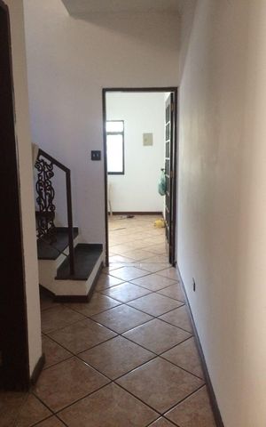 Casa à venda com 240m², 3 quartos e 2 vagas Casa à venda com 240m², 3 quartos e 2 vagasEscada