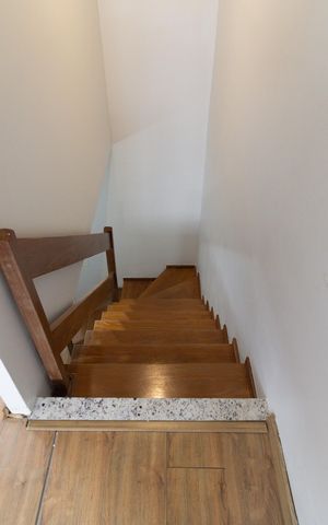 Casa de condomínio à venda com 112m², 3 quartos e 2 vagasEscada