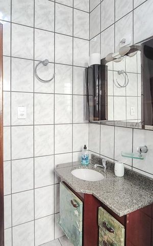 Casa à venda com 129m², 3 quartos e 2 vagas Casa à venda com 129m², 3 quartos e 2 vagasBanheiro Social