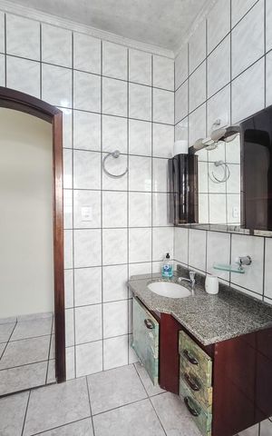 Casa à venda com 129m², 3 quartos e 2 vagas Casa à venda com 129m², 3 quartos e 2 vagasBanheiro Social