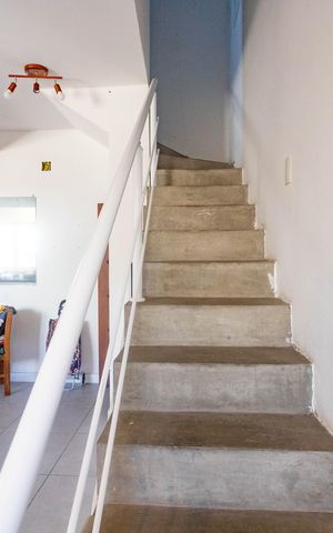 Casa à venda com 384m², 4 quartos e 2 vagas Casa à venda com 384m², 4 quartos e 2 vagasCasa 2 - escada
