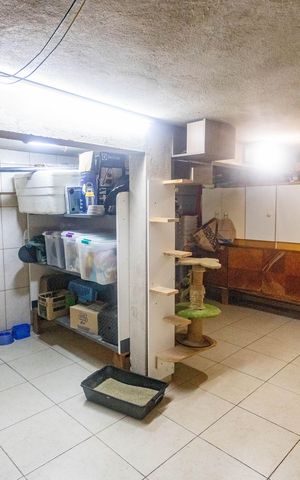 Casa à venda com 384m², 4 quartos e 2 vagas Casa à venda com 384m², 4 quartos e 2 vagasCasa 1 - área de serviço