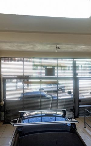 Casa à venda com 384m², 4 quartos e 2 vagas Casa à venda com 384m², 4 quartos e 2 vagasCasa 1 - Vista do Quarto 2