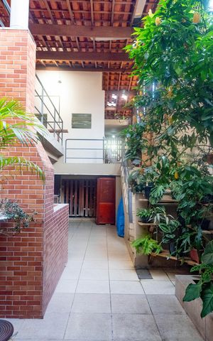 Casa à venda com 384m², 4 quartos e 2 vagas Casa à venda com 384m², 4 quartos e 2 vagasÁrea externa