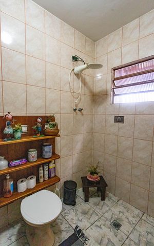 Casa à venda com 384m², 4 quartos e 2 vagas Casa à venda com 384m², 4 quartos e 2 vagasCasa 1 - Banheiro 2