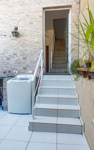 Casa à venda com 384m², 4 quartos e 2 vagas Casa à venda com 384m², 4 quartos e 2 vagasÀrea externa