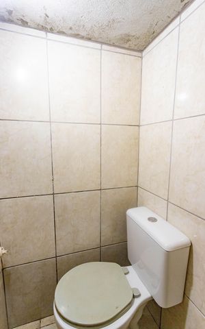 Casa à venda com 384m², 4 quartos e 2 vagas Casa à venda com 384m², 4 quartos e 2 vagasBanheiro da churrasqueira