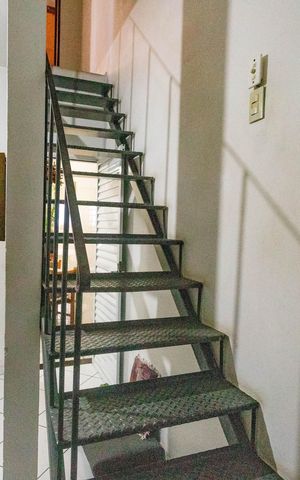 Casa à venda com 384m², 4 quartos e 2 vagas Casa à venda com 384m², 4 quartos e 2 vagasCasa 1 - Escada