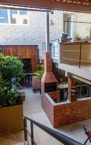 Casa à venda com 384m², 4 quartos e 2 vagas Casa à venda com 384m², 4 quartos e 2 vagasÁrea de lazer