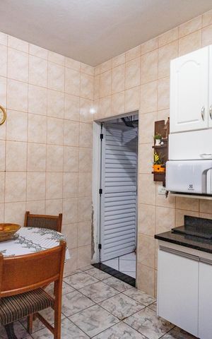 Casa à venda com 384m², 4 quartos e 2 vagas Casa à venda com 384m², 4 quartos e 2 vagasCasa 1 - Cozinha