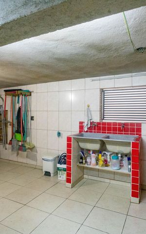 Casa à venda com 384m², 4 quartos e 2 vagas Casa à venda com 384m², 4 quartos e 2 vagasCasa 1 - área de serviço Casa 1 - área de serviço
