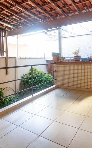 Casa à venda com 384m², 4 quartos e 2 vagas Casa à venda com 384m², 4 quartos e 2 vagasÀrea externa