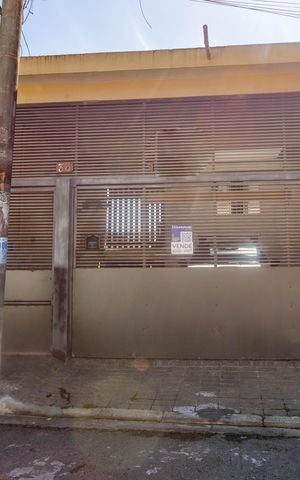 Casa à venda com 384m², 4 quartos e 2 vagas Casa à venda com 384m², 4 quartos e 2 vagasFachada + placa